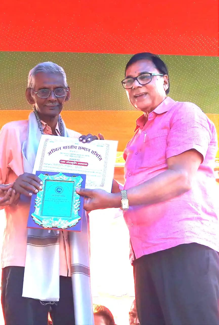 Samajsevi Sahityakar Prof.(Dr.)B.N.Madhepuri presenting Certificate of Honour & Momento to a famous Sahityakar Shri Chandra Kishor Jaiswal, a Literary giant of Bihar.