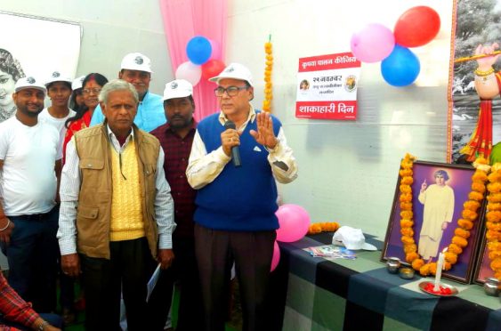 Dr.Bhupendra Narayan Madhepuri addressing youths on the occasion of 140th birthday of Sadhu Thawarn Das Leelaram Vaswani as Shakhar Diwas at Madhepura.