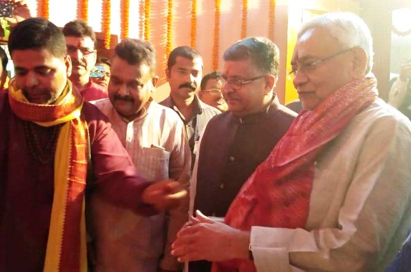 CM Nitish Kumar worshipping at Gardanibagh Thakurbari, Patna