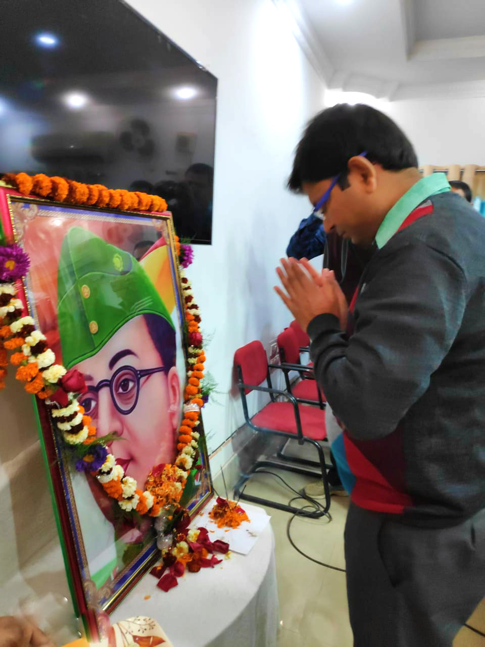 DM Navdeep Shukla paying his tributes to Neta Jee Subhash Chandra Bose at Samaharnalaya Madhepura.