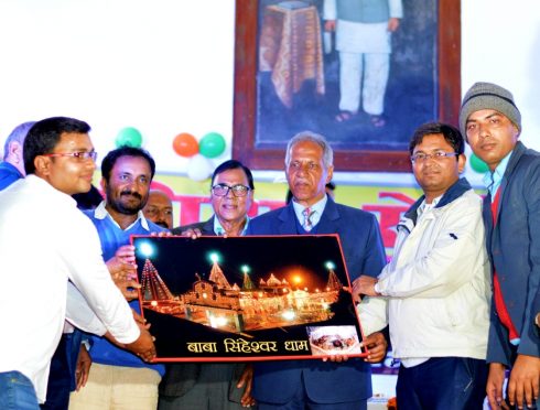 VC Dr.A.K Ray , Samajsevi Dr.Bhupendra Madhepuri, DM Navdeep Shukla and others presenting Singheshwar Mandir Painting to Super 30 founder Anand Kumar at BN Mandal Auditorium Madhepura.