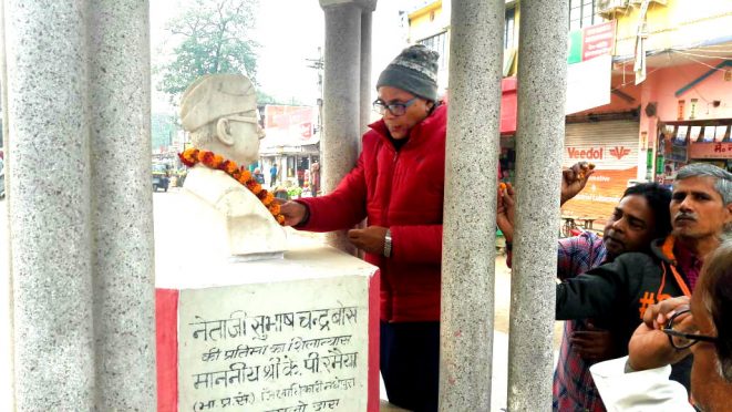 Samajsevi Dr.Bhupendra Madhepuri along with citizens of Madhepura paying homage to Neta ji Subhash Chandra bose on the occasion of Birth Anniversary at Subhash Chowk , Main Road , Madhepura.