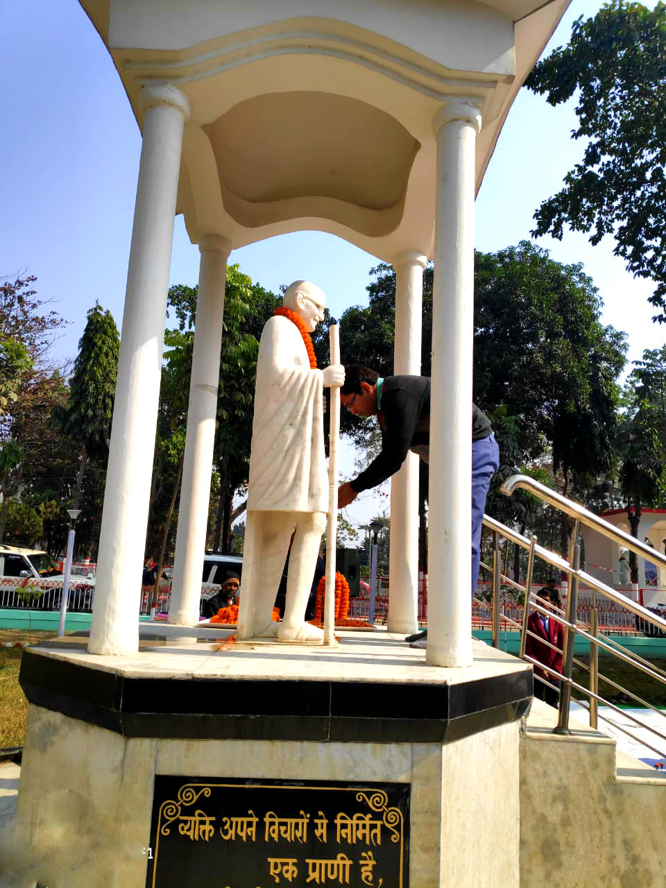 DM Navdeep Shukla paying tribute to Rashtrapita Mahatma Gandhi on Shahid Diwas at Samaharnalaya Madhepura .