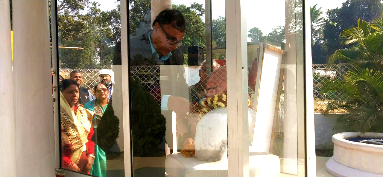 Dr.Bhupendra Madhepuri paying floral tribute to Mahatma Gandhi & Shahid Chulhai at Shahid Chulhai Road situated Dakbunglow.