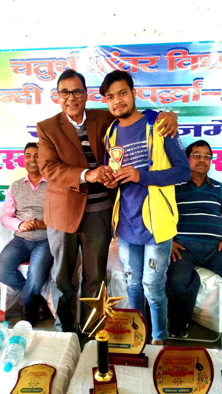 Dr.Madhepuri encouraging Md.Aatif with a momento.