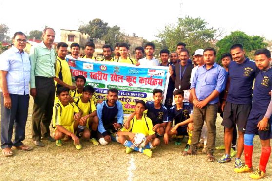 Dr.Bhupendra Madhepuri, Nehru Yuva Kendra Convenor and football players and coach at SNPM School ground Madhepura.