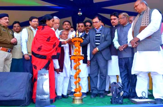 Minister Ramesh Rishidev, Samajsevi Dr.Bhupendra Narayan Yadav Madhepuri, MLA Narendra Narayan Yadav, DM Navdeep Shukla and others inaugurating Singheshwar Mahotsav.