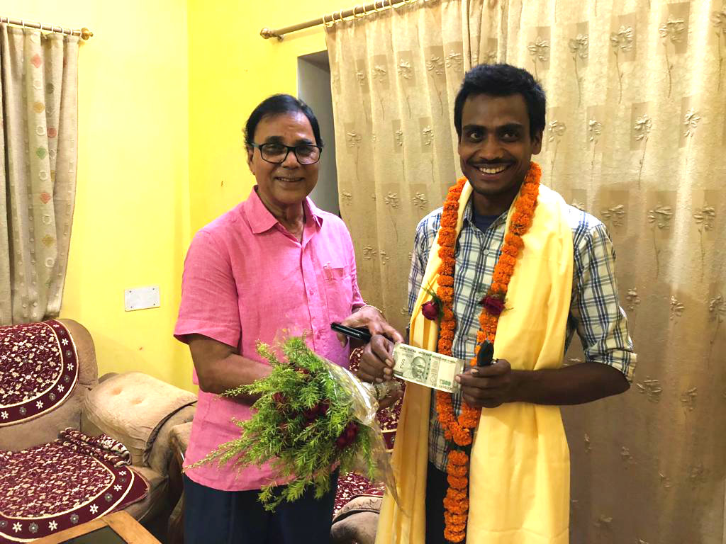 Dr.Bhupendra Madhepuri, popularly known as Bhishma Pitamah of Madhepura giving honour to daily wages Labour Pappu Kumar on International Labour Day at his residence Vrindavan, Madhepura.