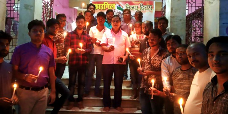 Samajsevi Dr.Bhupendra Narayan Yadav Madhepuri popularly known as Bhishma Pitamah of Madhepura along with youths paying tributes to Kargil Martyrs on 26th July Vijay Diwas at Madhepura.