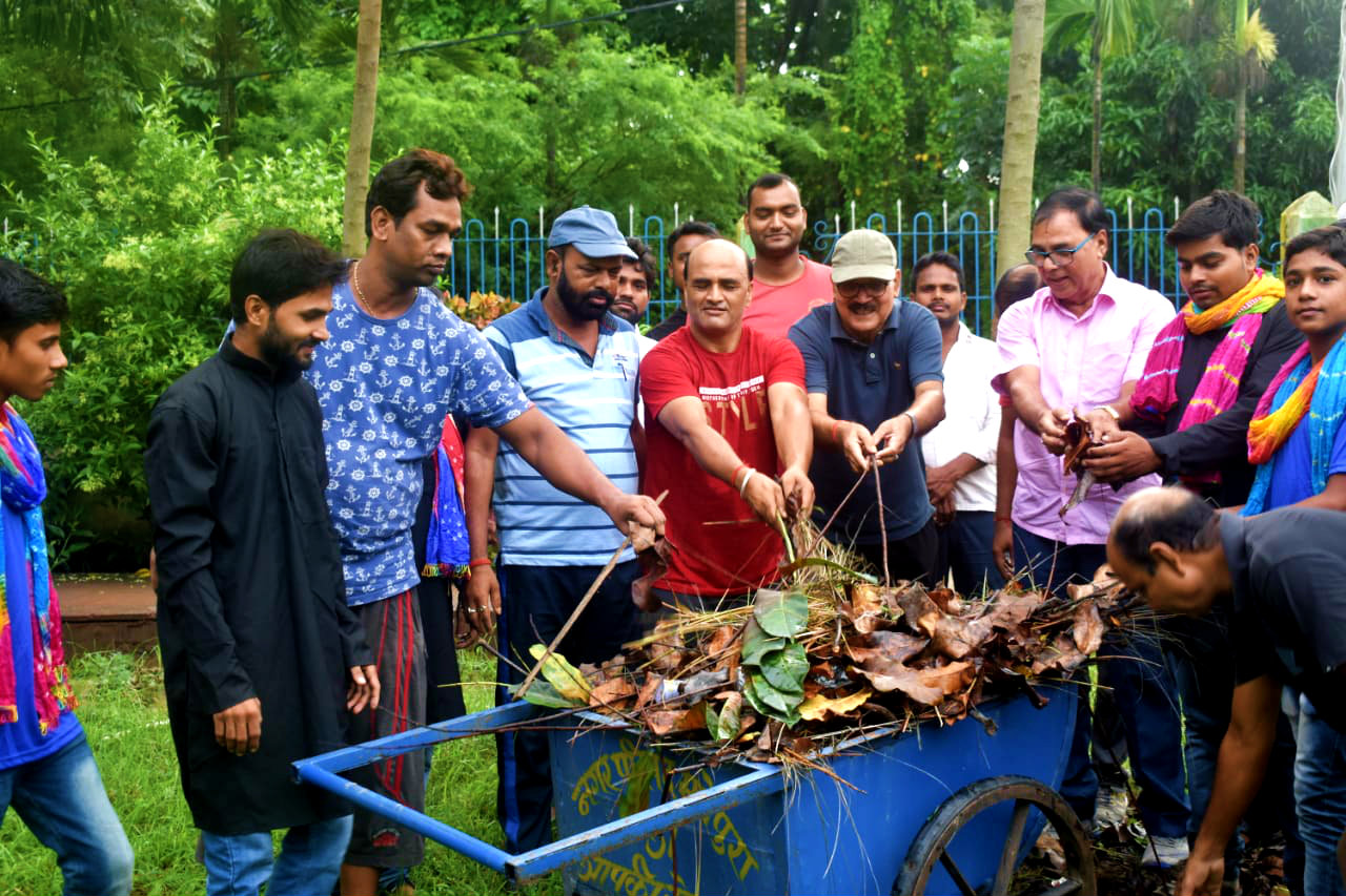 Dr.Madhepuri along with Dr.B.N.Bharti, Dhyani Yadav, Santosh Kumar Jha, Nirmal Tiwari, Chandrakant & others engaged in Swachhta Karyakram on the occasion of the 5th Punya Tithi of Bharat Ratna Dr.APJ Abdul Kalam at Kalam Park, Madhepura.