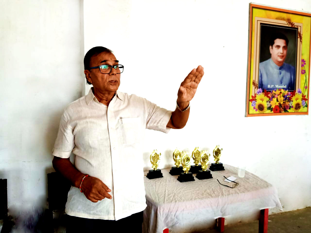 Dr.Madhepuri addressing players at BP Mandal Indoor Stadium.