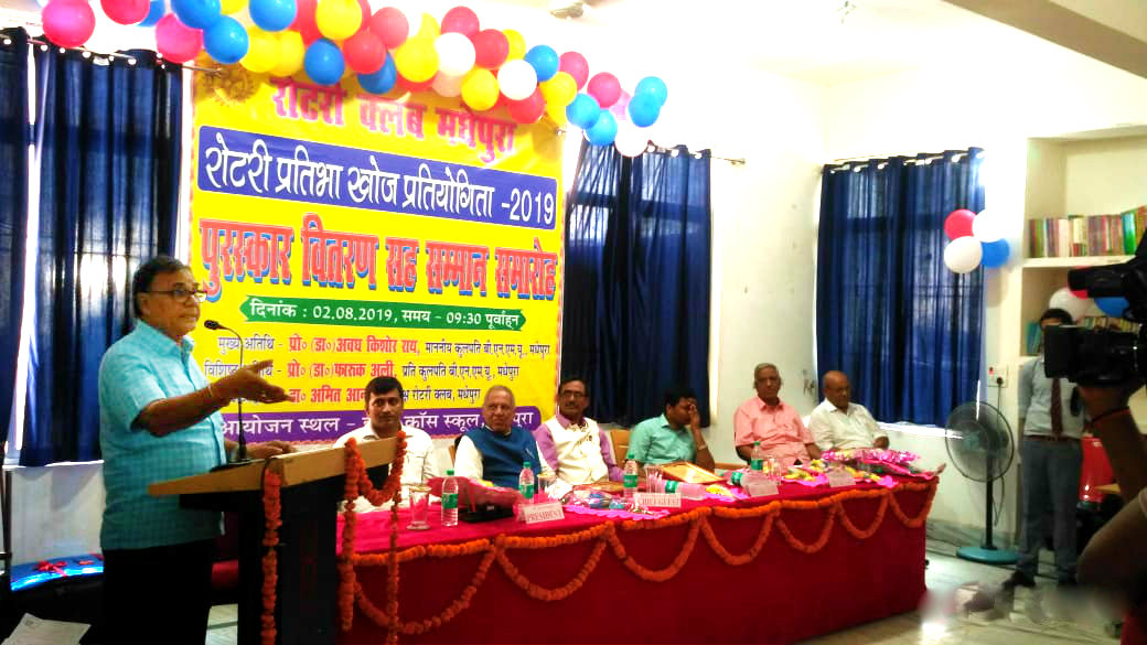 Dr.Madhepuri addressing the audience and encouraging the students at Pratibha Samman Samaroh at Holy Cross School Madhepura.