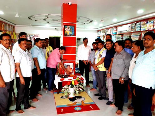 Samajsevi Dr.Bhupendra Madhepuri, the doctors of Lion's Club and business community of Madhepura paying tribute to Laddu Babu on his 1st death anniversary.