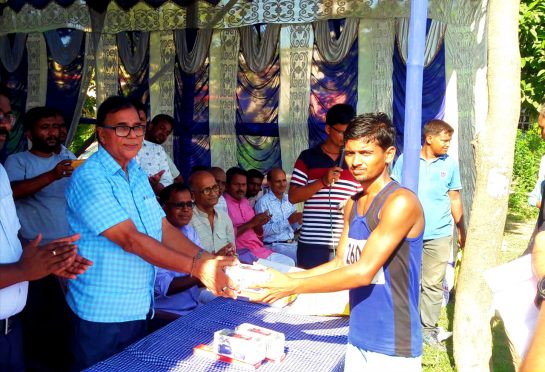 Samajsevi Dr.Bhupendra Narayan Yadav Madhepuri giving prizes to Geetanjali Road Race Winners at Madhepura.