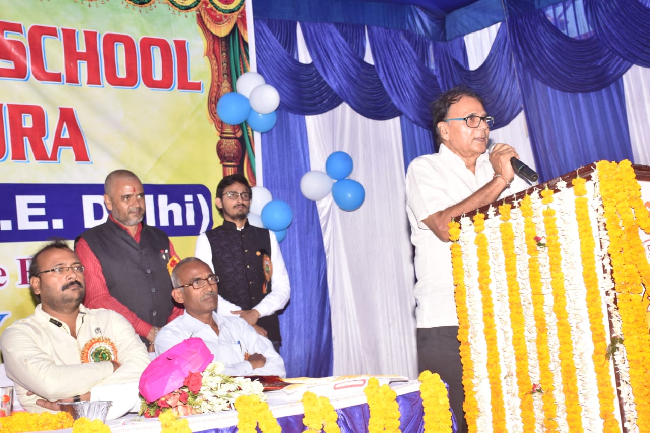 Dr.Madhepuri addressing students, teachers & guardians during the function at Kiran Public School,Madhepura.