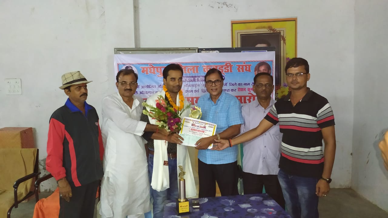 Emerging Singer of Kosi Region Raushan Kumar is being honoured & encouraged by Samajsevi Dr.Bhupendra Madhepuri along with Zila Kabaddi Sangh President Jayakant Yadav, Secretary Arun Kumar, Principal Dr.Bhushan and Pradeep Kumar Shrivastava at B.N.Mandal Indoor Stadium, Madhepura. 