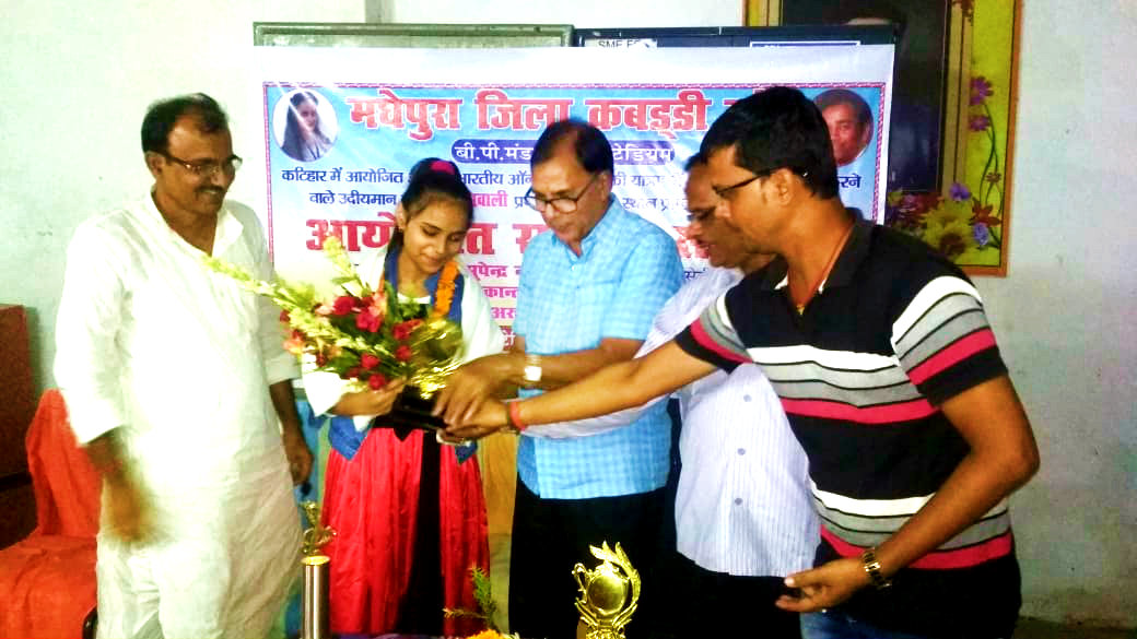 Emerging Singer of Kosi Region Shivali is being honoured & encouraged by Samajsevi Dr.Bhupendra Madhepuri along with Zila Kabaddi Sangh President Jayakant Yadav, Secretary Arun Kumar and others at B.N.Mandal Indoor Stadium, Madhepura. 