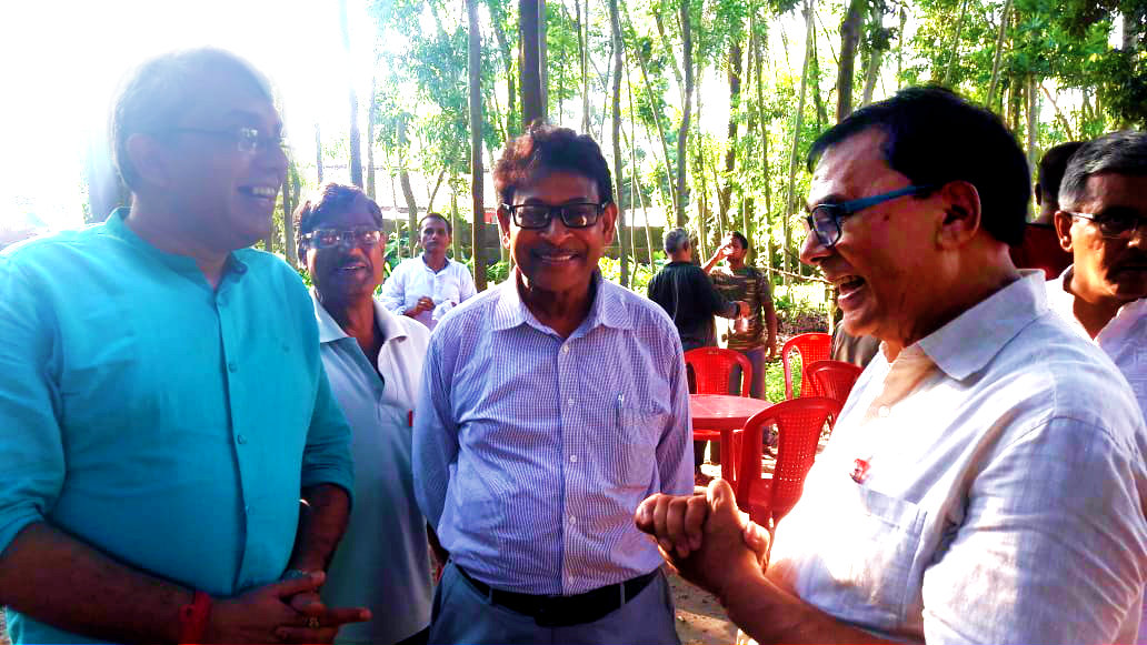 Samajsevi Dr.Madhepuri discussing with Honourable Justice Rongon Mukhopadhyay of Jharkhand High Court regarding the history of Kosi Region & the history of Singheshwar Sthan along with Director Uddalak Ghosh at Lal Kothi Campus, Ashutosh Mukherjee Path, Madhepura.