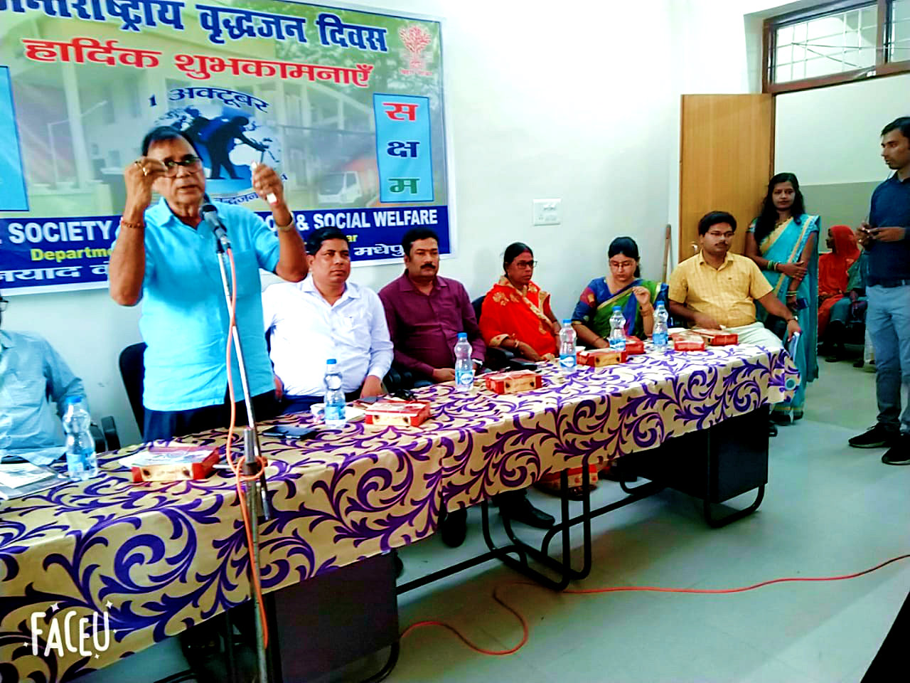 Samajsevi Dr.Bhupendra Madhepuri addressing the people at Buniyad Bhawan, Madhepura. 