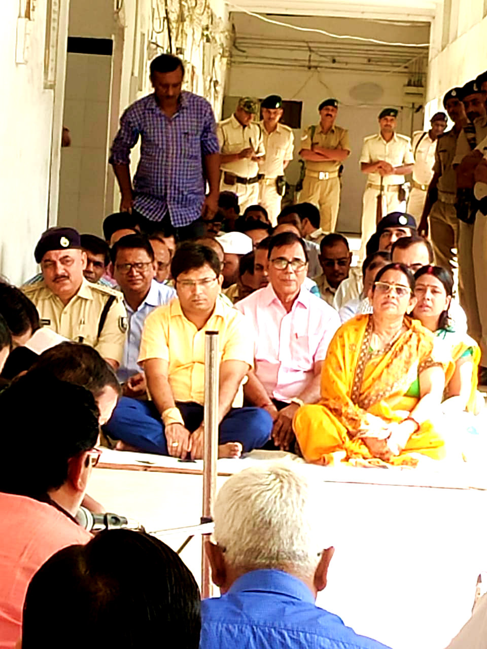 From L-R SP Sanjay Kumar, DM Navdeep Shukla, Samajsevi Dr.Bhupendra Madhepuri,  Zila Parishad Adhyaksha Manju Devi and others at Samarharnalaya Madhepura during Gandhi Jayanti Celebration. 