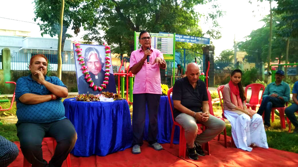 Dr.Madhepuri addressing people at Dr.APJ Abdul Kalam Park. 