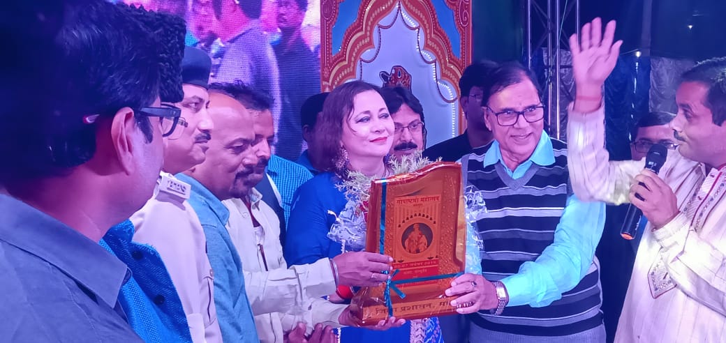 Bollywood Playback Singer Purnima Shraistha is being honoured by SDM Vrindalal, SDPO Washi Ahmad, Senior Member of Ayojan Samiti Dr.Madhepuri, Manoj Yaduwanshi & others on the occasion of 2nd Rajkiya Gopasthmi Samaroh at Gaushala Shri Krishan Mandir Campus, Madhepura.