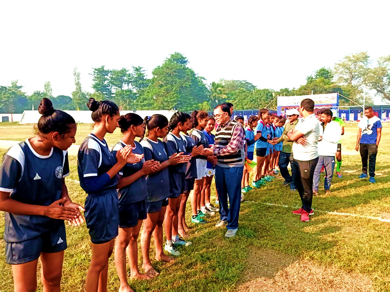 Samajsevi Dr.Madhepuri to get acquainted with the players.