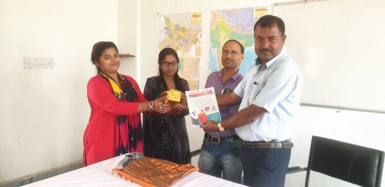 Sweta Mishra and Suchita Soni is being honoured by DCLR Lalit Kumar Singh.