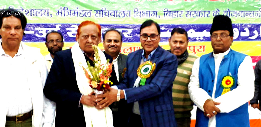 Samajsevi-Sahityakar Dr.Bhupendra Madhepuri greeting the grand Shaiyar Dr.Noor Mohammed in presence of Deputy Collector & Urdu-in-Charge Allama Mukhtar & others at Bhupendra Smriti Kala Bhawan, Madhepura.