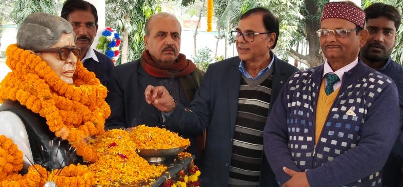 Retired University Professor of Physics Dr.Bhupendra Narayan Yadav Madhepuri, Development Officer Dr.Lalan Prasad Adri, Registrar Dr.Kapildev Prasad and others paying tribute to the Legend Educationist Dr.Mahavir at BNMU Campus, Madhepura.