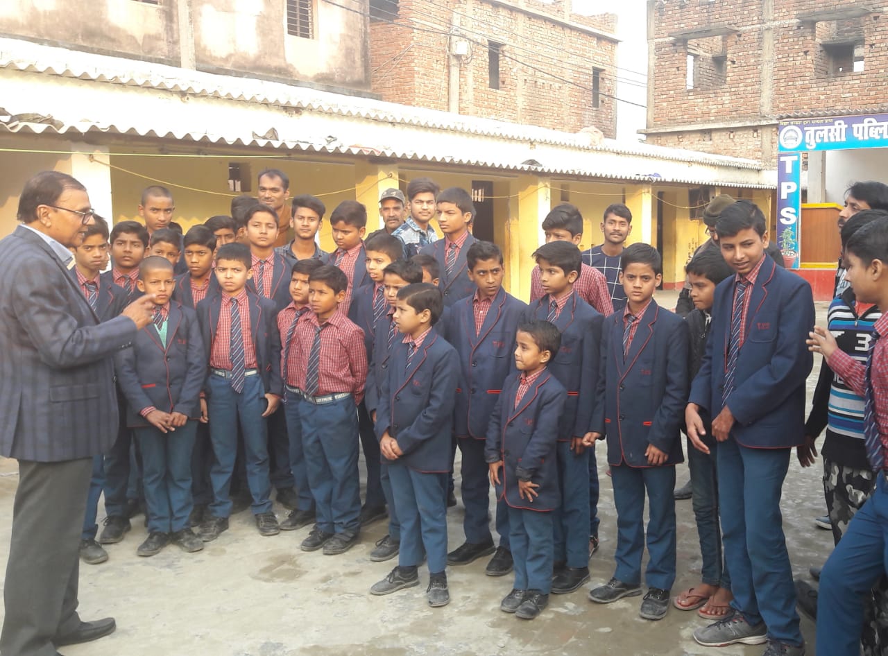 Samajsevi Dr.Bhupendra Madhepuri talking to the School kids regarding the importance of Jal-Jeevan-Hariyali.