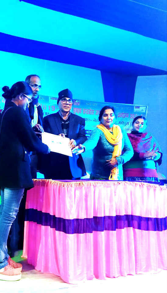 Participant Divya Bharti receiving prize & momento from Chief Guest Dr.Madhepuri and others for her outstanding performance.