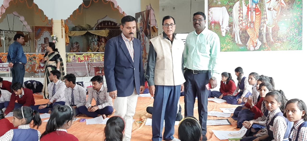 Dr.Madhepuri along with Prithivi Raj Yaduvanshi and Kishor Kumar during painting competition on the occasion of Police Week at Madhepura. 