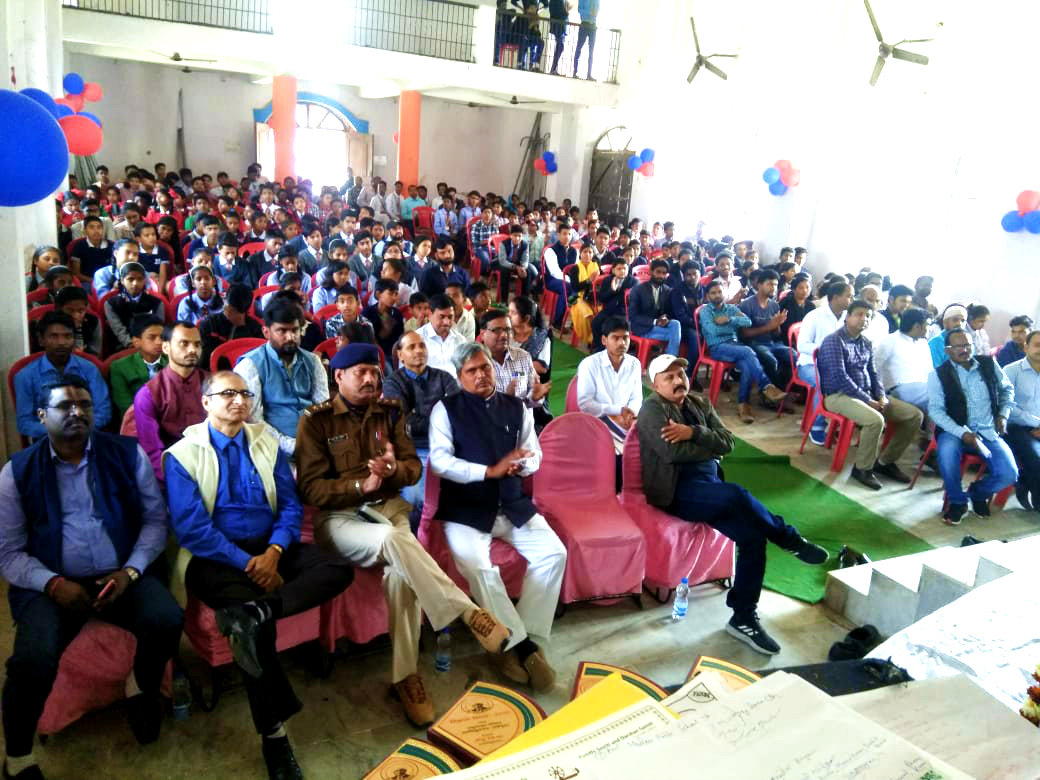 Audience during the Scientific Projects Exhibition at Rajnandan Kala Bhawan.