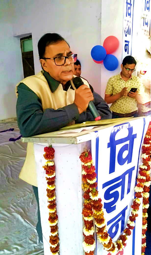 Former University Professor of Physics cum Samajsevi Dr.Bhupendra Madhepuri addressing Students in a Science Exhibition at Rajnandan Kala Bhawan, Alamnagar. 