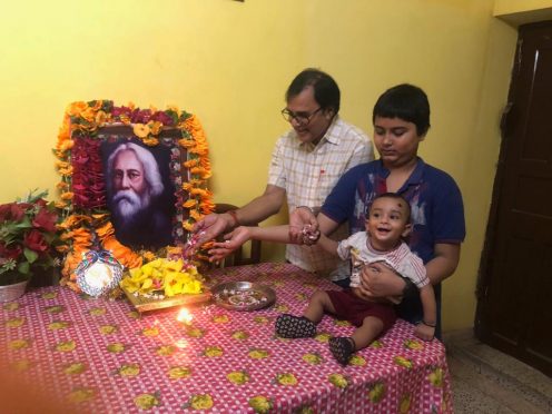 Dr.Bhupendra Narayan Yadav Madhepuri with grandsons Adita & Akshat alias Chhote Kalam paying homage to Ravindra Nath Tagore on 81st Punyatithi at Vrindavan Madhepura.