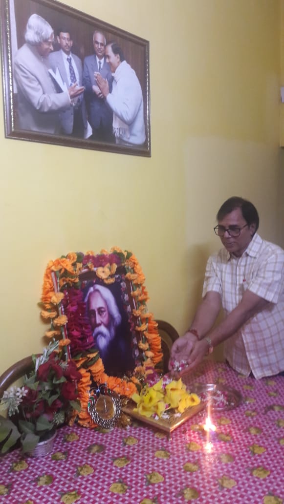 Samajsevi Dr.Bhupendra Madhepuri paying homage to Ravindra Nath Tagor on 81st punyatithi at Vrindavan Madhepura.