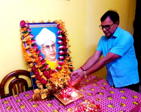 Dr.Bhupendra Narayan Yadav Madhepuri paying homage to Dr.S.Radhakrishnan on the occasion of Teachers Day at Madhepura.