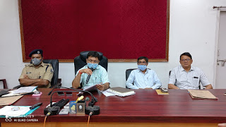 DM Navdeep Shukla, SP Yogendra Prasad, DDC Vinod Kumar Singh, ADM Upendra Kumar attending press conference on Election 2020 notification at Madhepura.