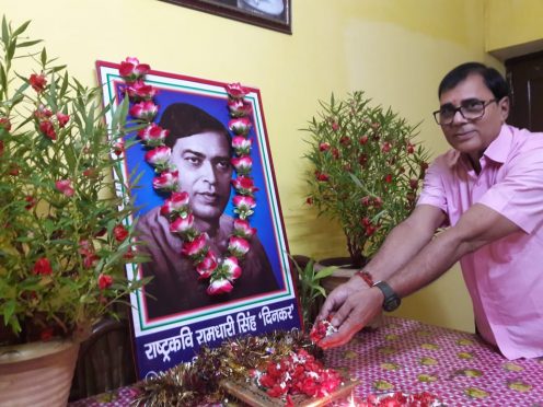 Sahityakar Dr.Bhupendra Narayan Yadav Madhepuri paying homage to Rashtrakavi Ramdhari Singh Dinkar on 112th birth anniversary at Madhepura.