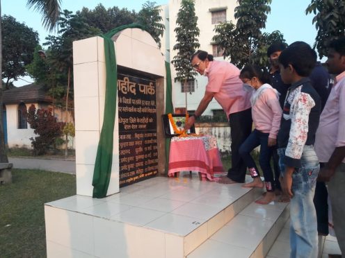 Samajsevi-Sahityakar Dr.Bhupendra Narayan Yadav Madhepuri, Aadya Deep and others paying homage to Shahid Captain Ashutosh at Shahid Park Madhepura.