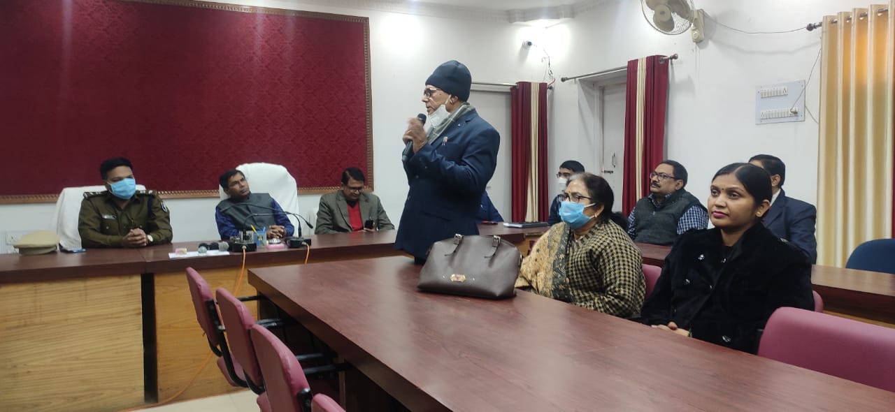 Samajsevi Dr.Bhupendra Madhepuri delivering speech on Atal Jayanti at Samaharnalya Madhepura.