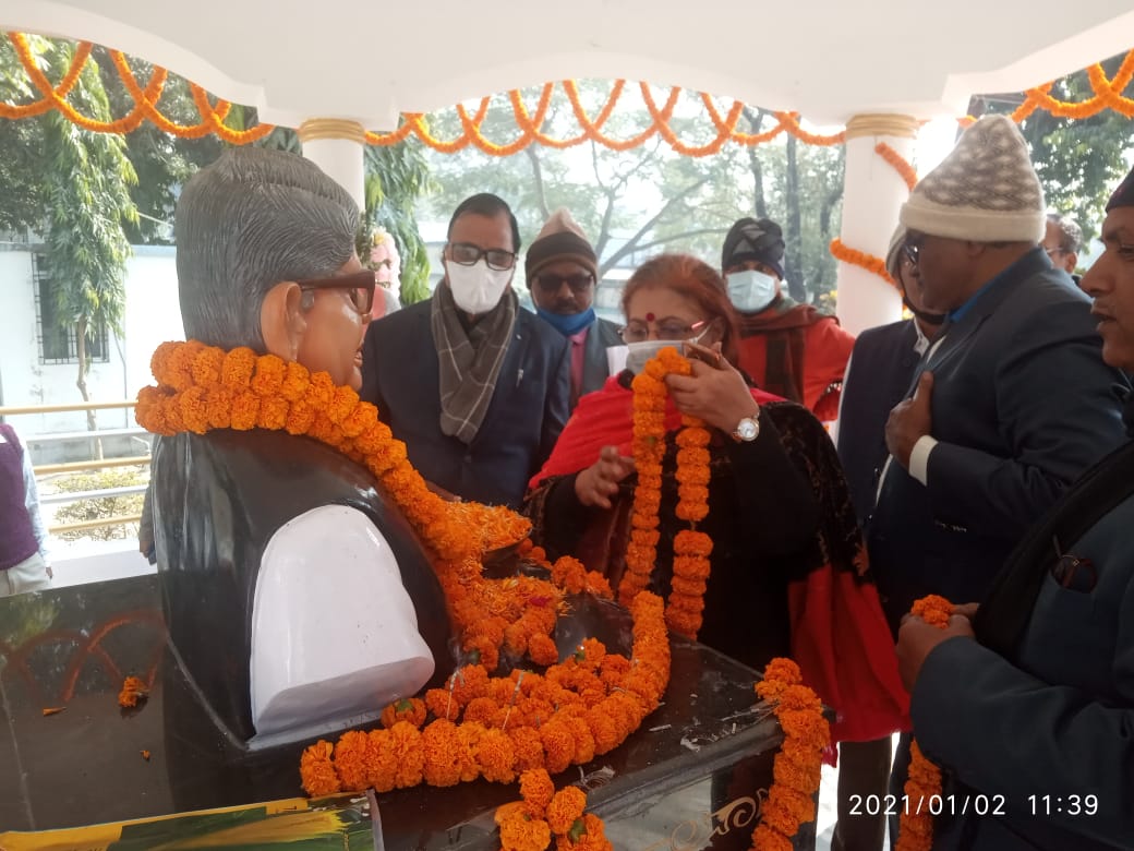 From Left to Right Samajsevi-Shikshavid Dr.Bhupendra Madhepuri, Pro-VC Dr.Aabha Singh, VC Dr.RKP Raman and others paying tribute on the occasion of Former VC Dr.Mahavir Prasad Yadav's Punya Tithi at BNMU.