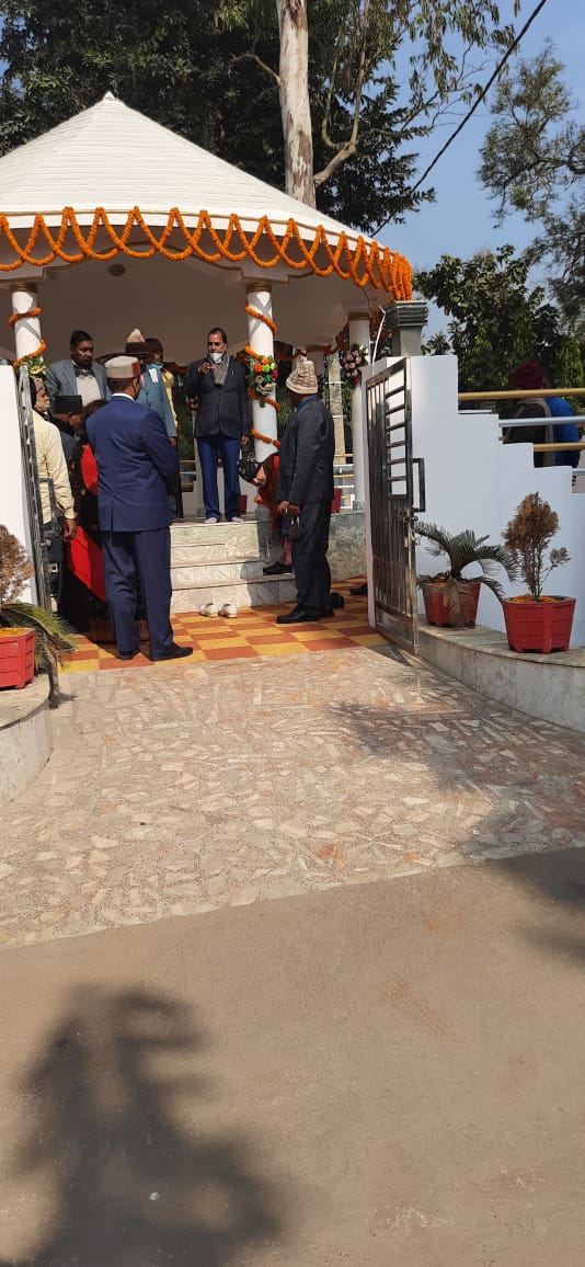 Samajsevi-Shikshavid Dr.Bhupendra Madhepuri addressing at the Monument of Former VC Dr.Mahavir Prasad Yadav at BNMU Campus. 