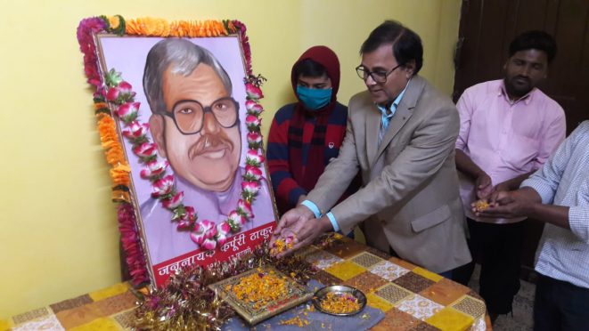 Samajsevi-Shikshavid Dr.Bhupendra Narayan Yadav Madhepuri paying homage to Jannayak Karpuri Thakur.