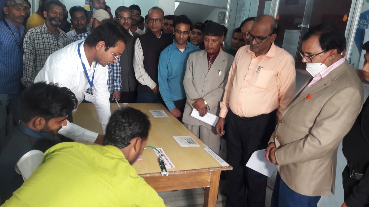 Former University Professor of Physics Dr.B.N.Yadav Madhepuri along with VC Prof.(Dr.)RKP Raman and Prof.(Dr.)JN Thakur & others watching science projects on the occasion of National Science Day at BNMU Madhepura. 