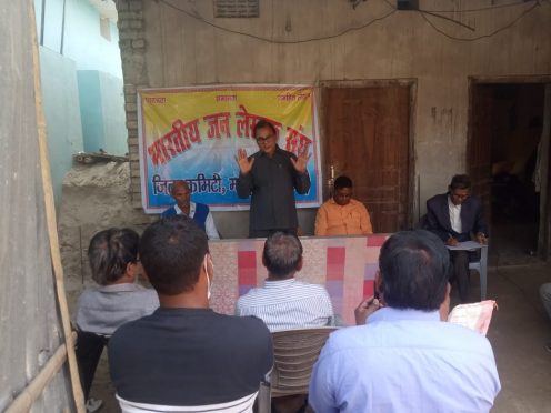 Former Procter and Registrar Dr.Bhupendra Narayan Yadav Madhepuri addressing at Janlekhak Sangh office located at Dr.Madhepuri Marg on the occasion of Fanishwar Nath Renu Janm Satabdi Saptah.