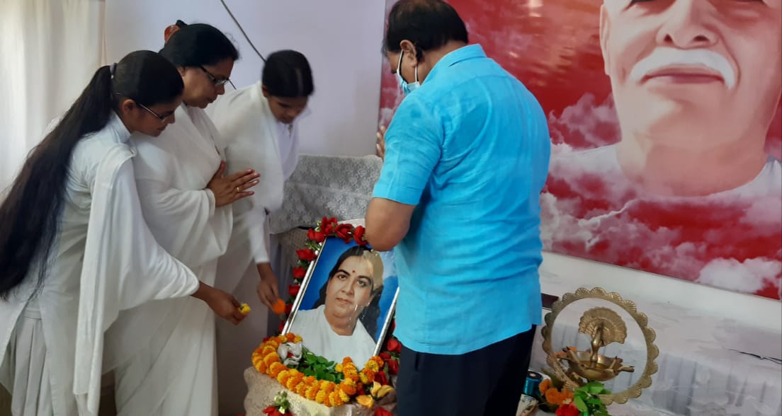 Dr.Bhupendra Madhepuri, BK Ranju Didi and others paying homage to Mateshwari Jagadamba Saraswati.