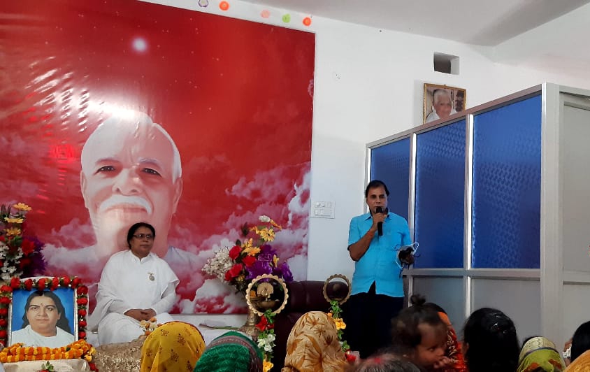 Samajsevi- Shikshavid Dr.Bhupendra Madhepuri addressing devotees at Brahmakumari Ishwariya Viswavidyalaya at Madhepura. 