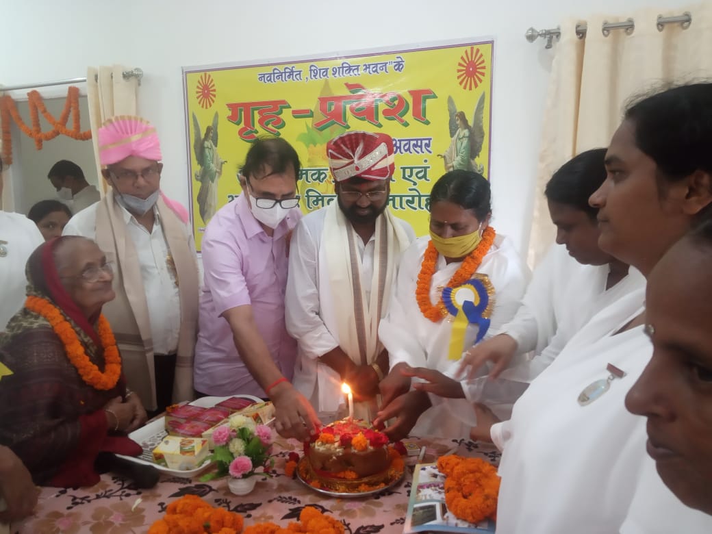 Er.Shiv Prasad, Samajsevi Dr.B.N.Yadav Madhepuri, MLA Chandrahas Chaupal, Brahmakumari Ranju Didi and others in celebration gesture at Shiv Shakti Bhawan, Madhepura.